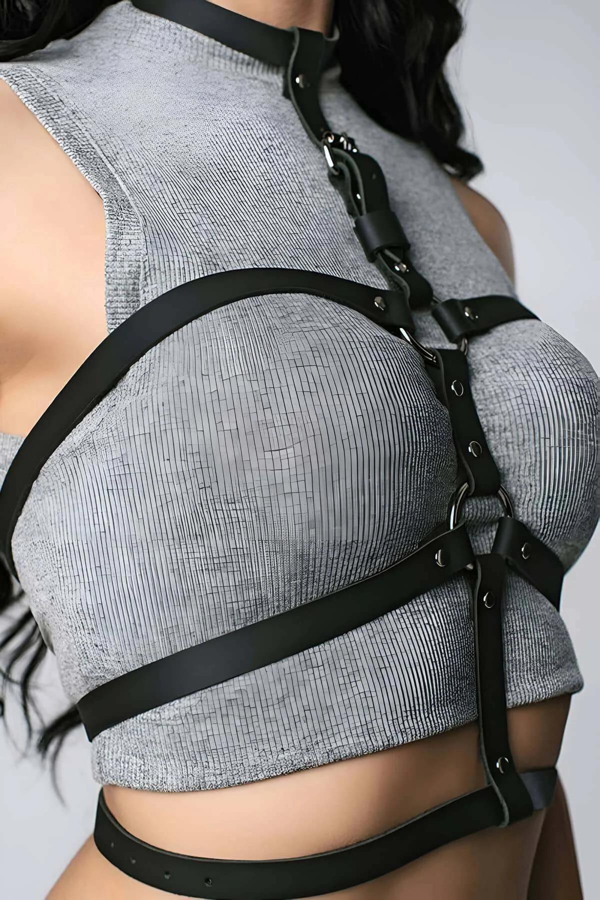 Çift göğüs bantları ve altın toka donanımı gösteren siyah suni deri kafes harness ön görünüm