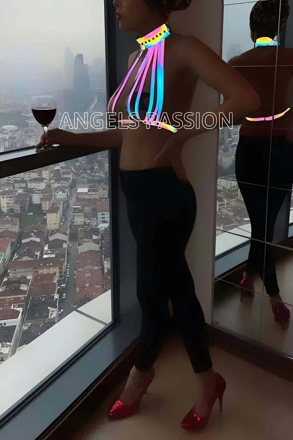 siyah üst üzerinde zımbalı çoker ve pembe mavi ve camgöbeği altı iridescent PVC askılarla reflektör gökkuşağı göğüs harness