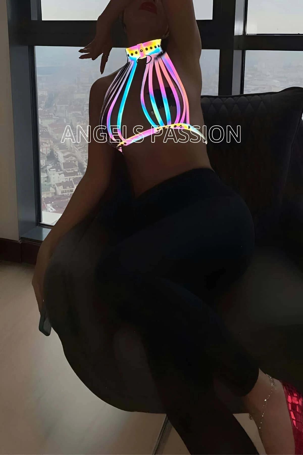yapay ışık altında pembe camgöbeği ve sarıya değişen holografik PVC askılar yakın çekim