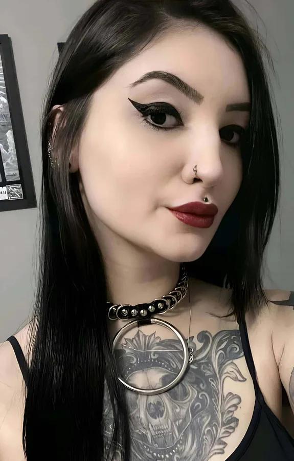 boyunda gümüş kubbe zimbaları ve büyük gümüş O-halkayla siyah kauçuk çoker, gotik sokak stili