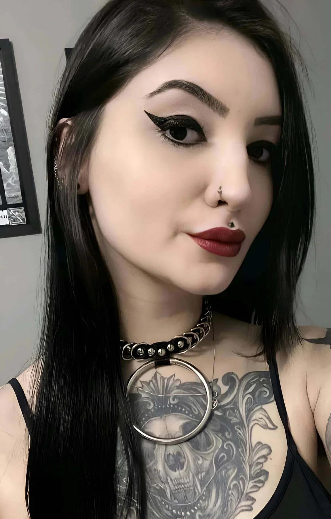 boyunda gümüş kubbe zimbaları ve büyük gümüş O-halkayla siyah kauçuk çoker, gotik sokak stili