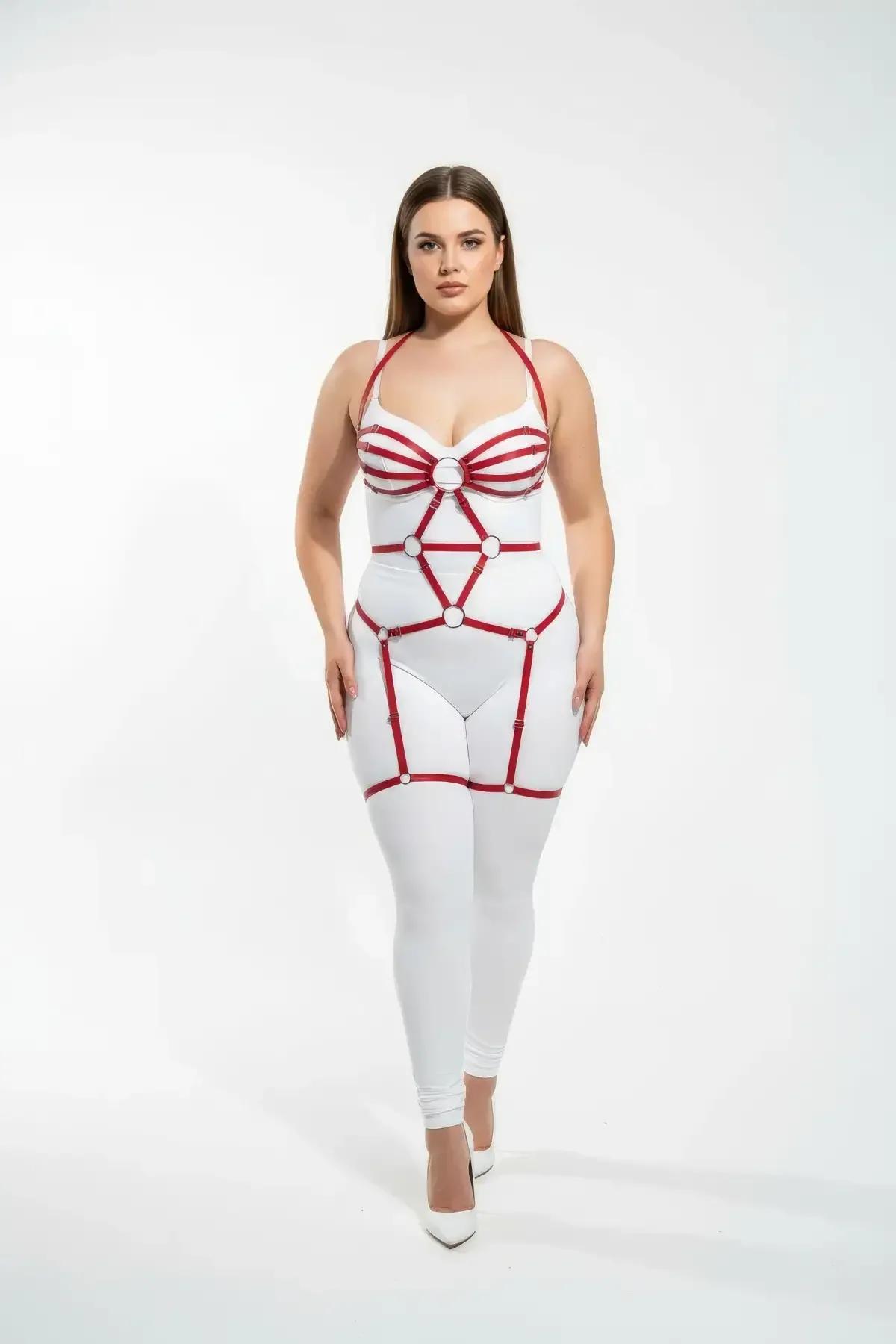 Beyaz tayt arka planında gümüş donanımlı kırmızı tam vücut harness uyluk askısı detayı