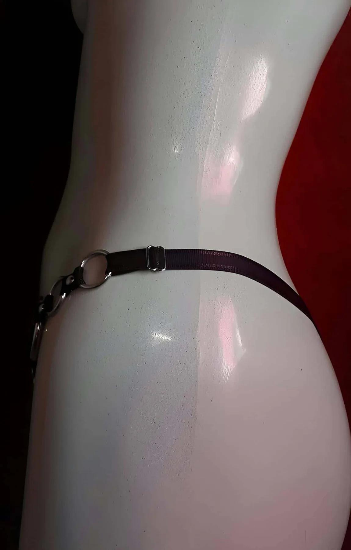 geometrik askı konfigürasyonunu gösteren siyah suni deri bel ve kasık harness'ı düz yatış