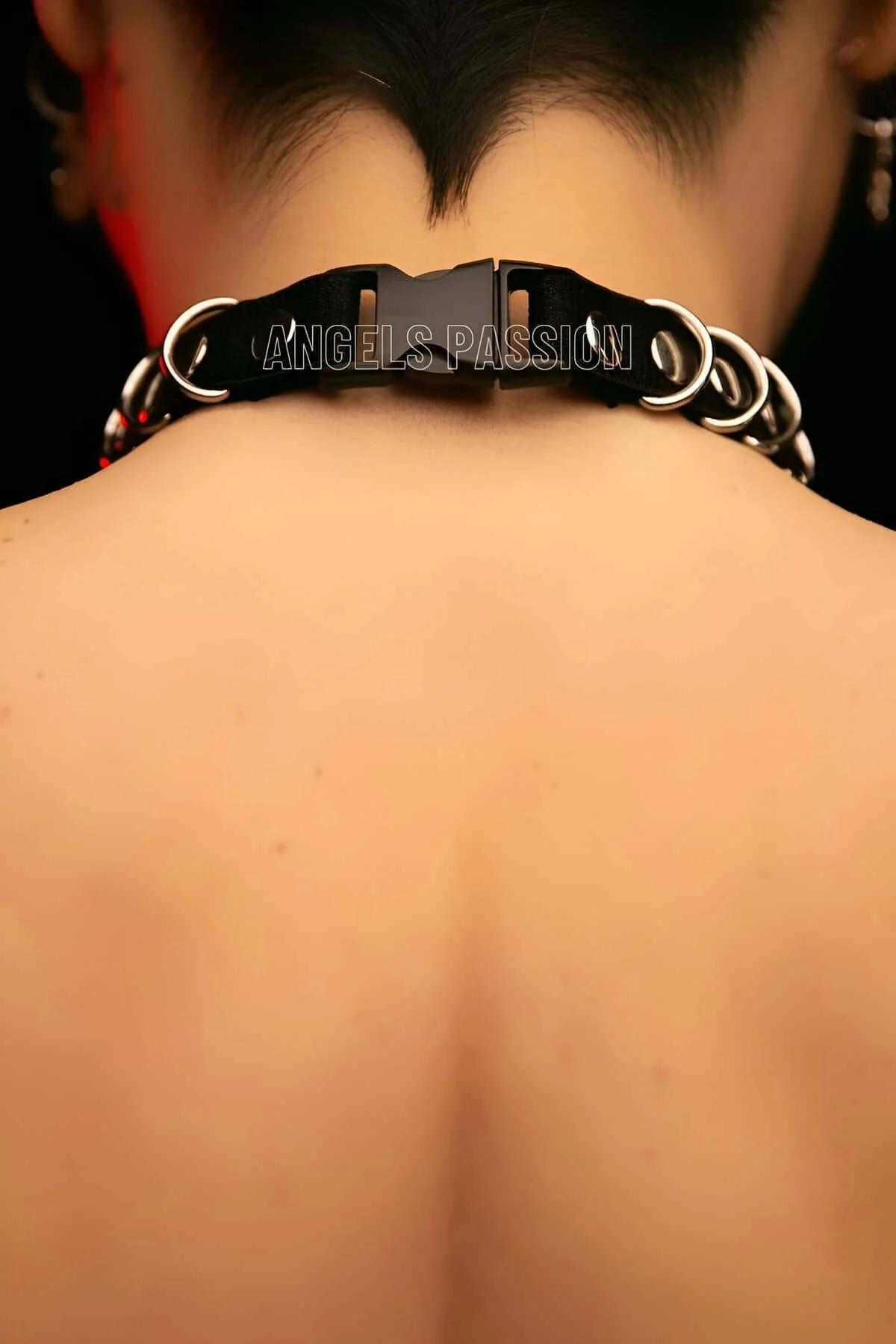 siyah vegan deri choker gümüş iç içe halka kolye V yaka üst kombinasyonu