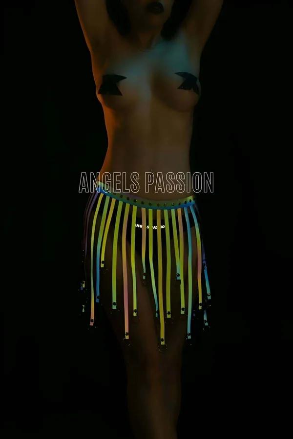 Neon yeşil, sarı, pembe, mavi şeritler ve gümüş O-halka donanımlı çok renkli parıltılı reflektör püsküllü harness etek