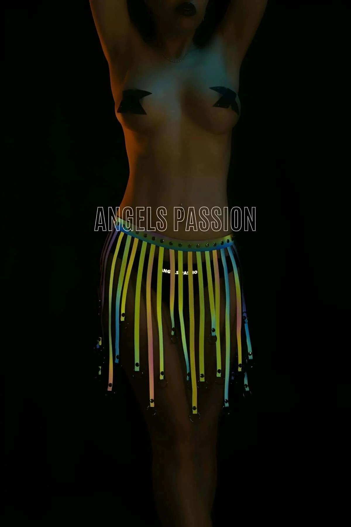 Neon yeşil, sarı, pembe, mavi şeritler ve gümüş O-halka donanımlı çok renkli parıltılı reflektör püsküllü harness etek