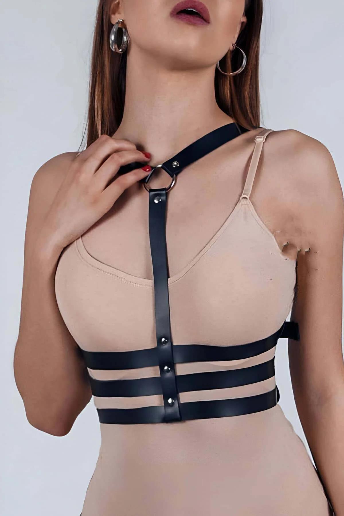 kadın modelde üçlü göğüs altı askıları ve gümüş O-halkayla siyah suni deri göğüs harness'ı