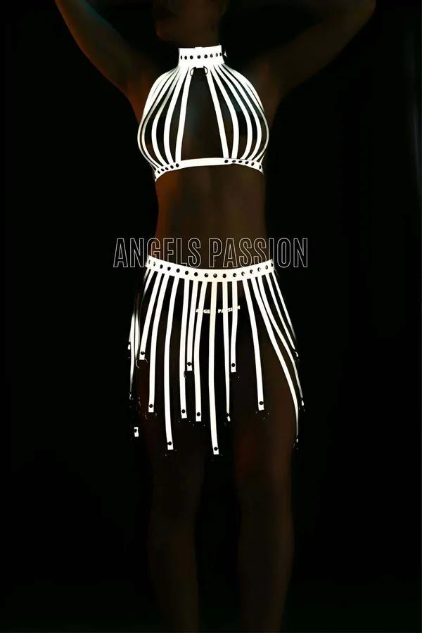 O-halka boyunluk ve metal pertavşan detaylı reflektör beyaz kafes halter harness ve saçak mini etek iki parça set