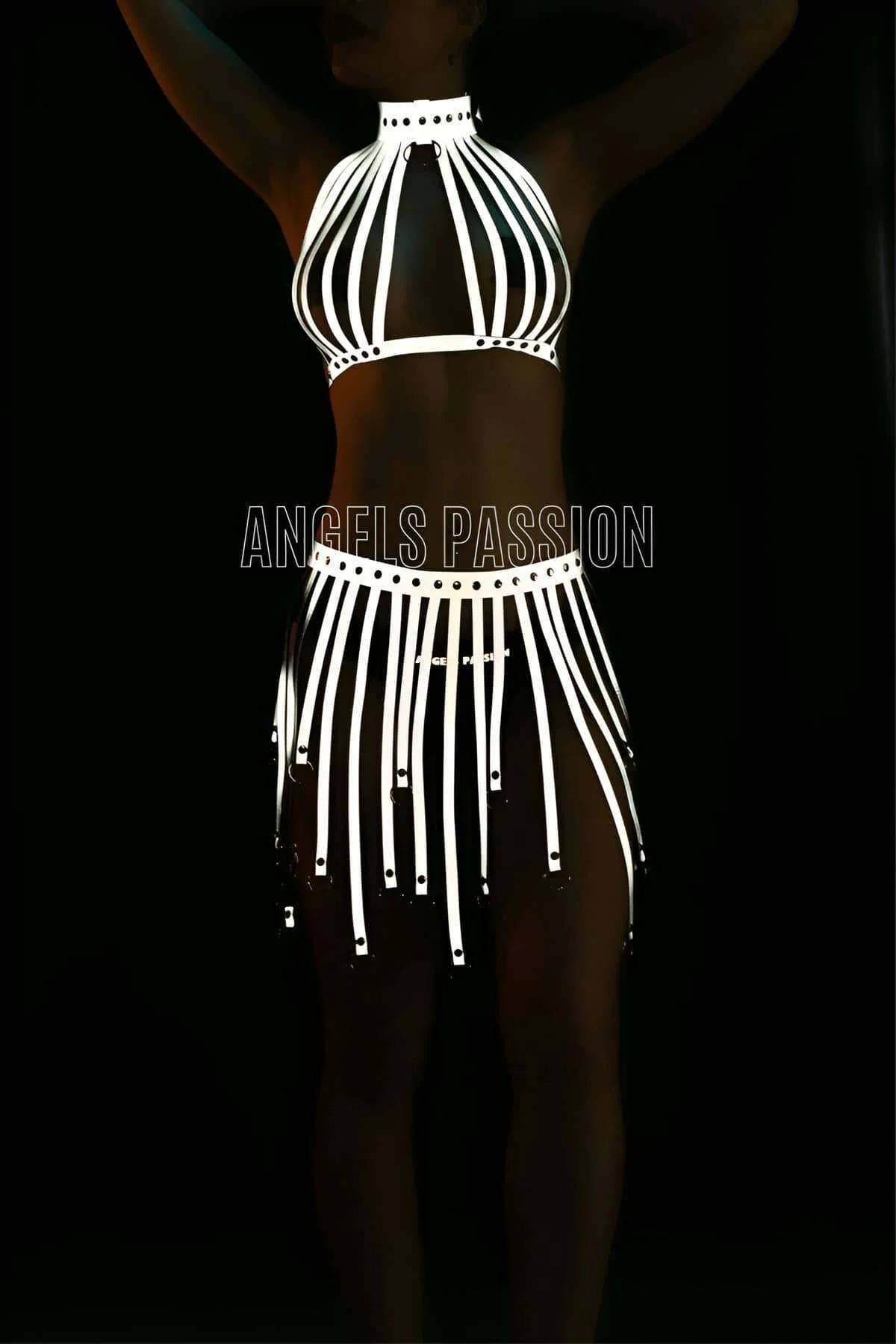 O-halka boyunluk ve metal pertavşan detaylı reflektör beyaz kafes halter harness ve saçak mini etek iki parça set