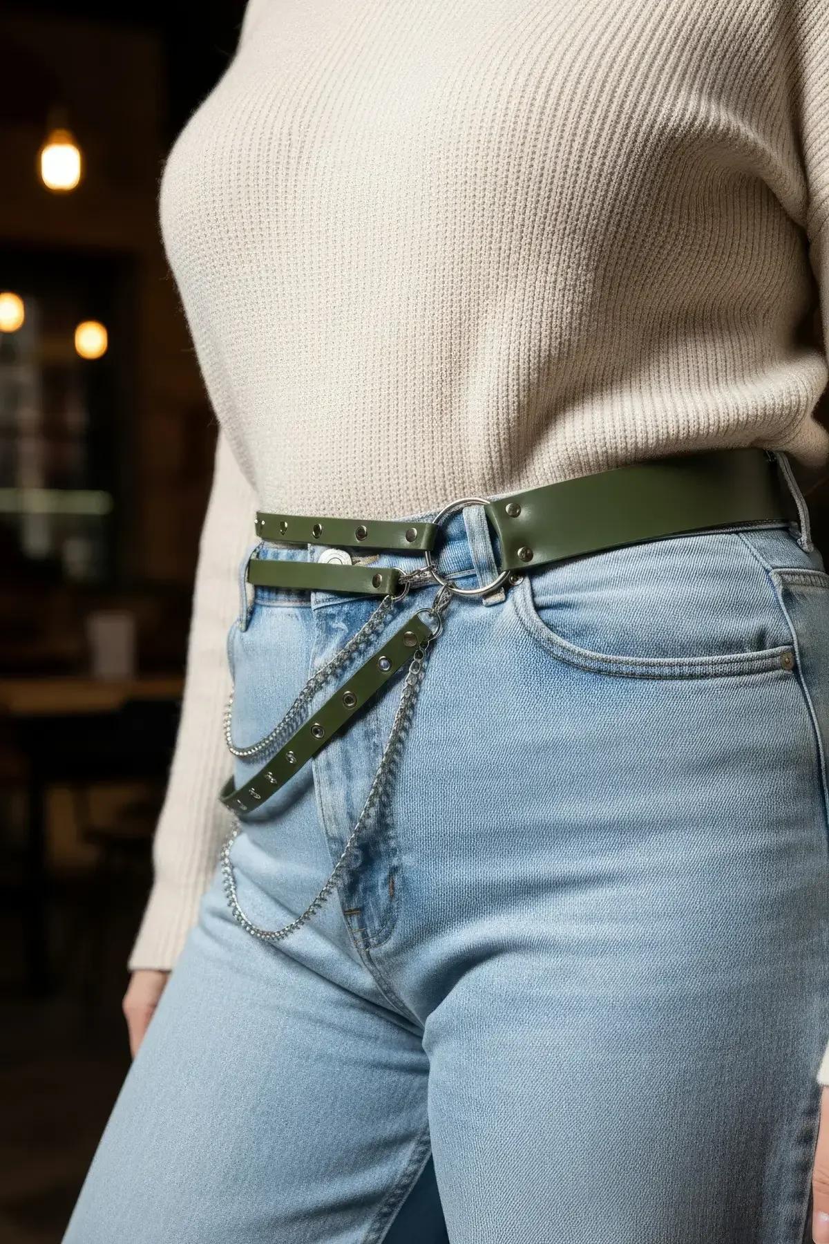 20 cm sarkmayı ve çinko donanımı gösteren haki bel harness aksesuarında gümüş zincir sarkıt detayı