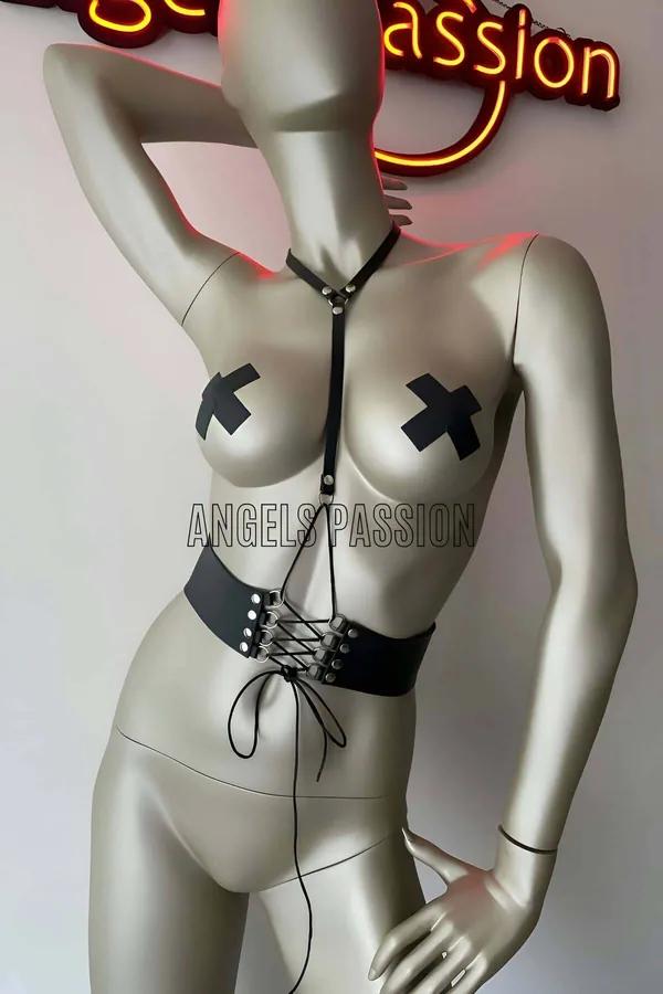Manken üzerinde gümüş ağızlıklar ve ayarlanabilir göğüs askılı siyah vegan deri bağcıklı korse vücut harness