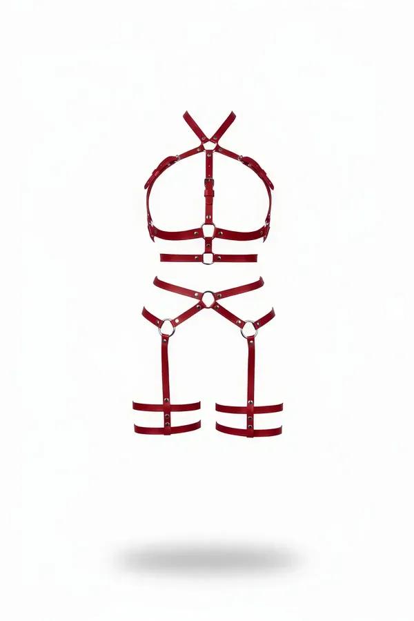 Göğüs çerçevesi, bel bandı ve çift uyluk jartiyerleriyle gümüş O-halkalı kırmızı suni deri tam vücut harness, beyaz arka plan