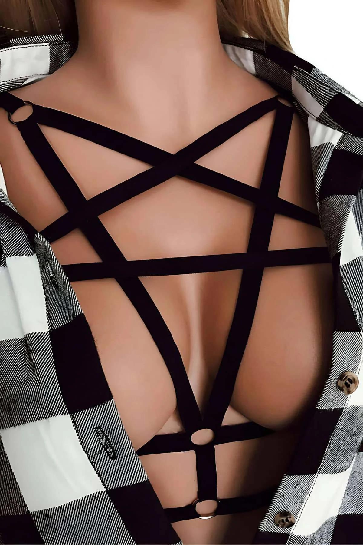 Omuzlarda ve alt merkezde gümüş O-halka vurgularıyla siyah elastik pentagram göğüs harness, yıldız bant deseni