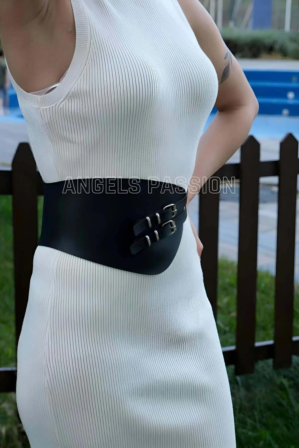 Düzgün mat suni deri panel ve toka detaylı siyah geniş bel harness sıkıştırıcısının yan profili