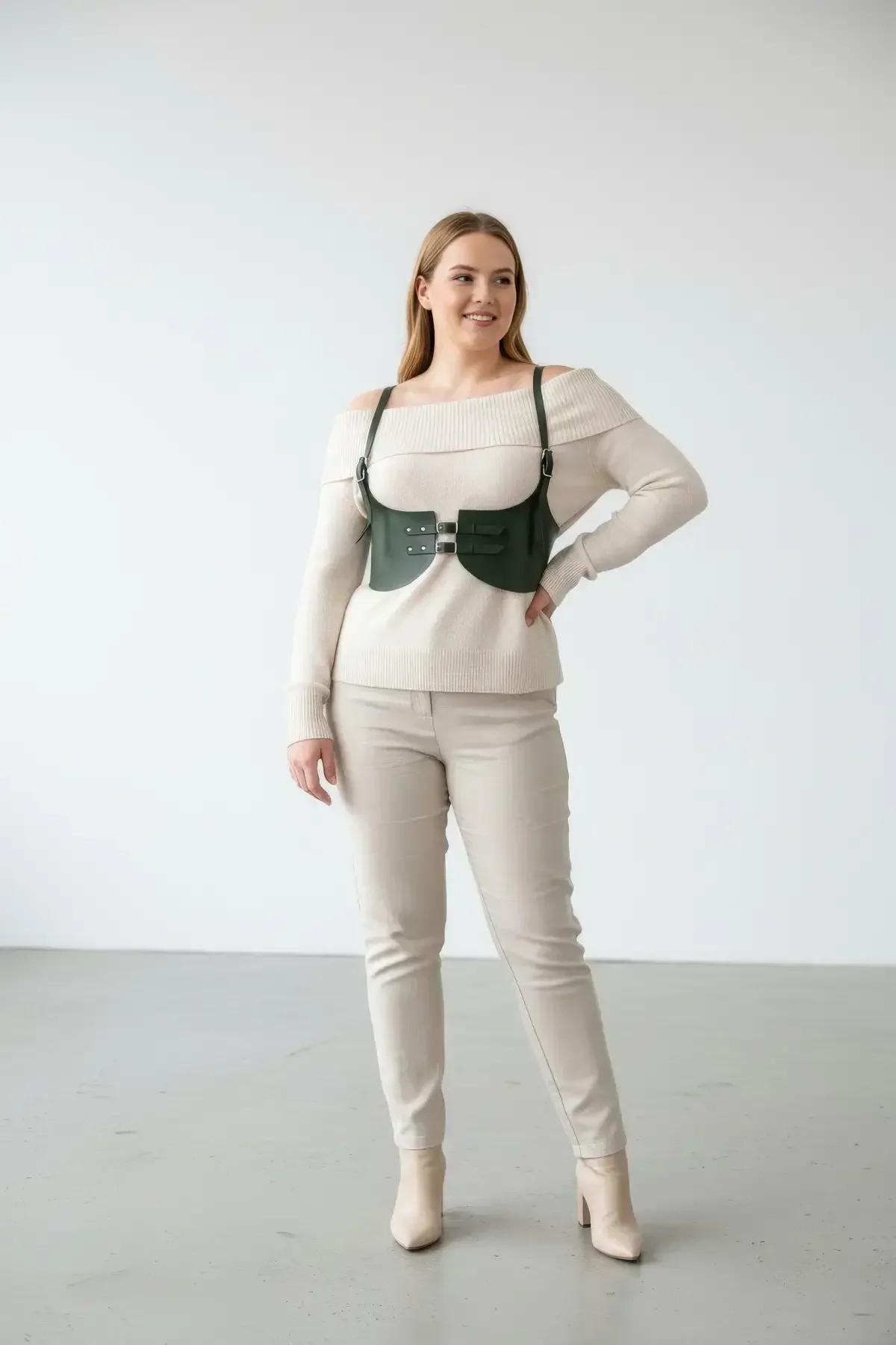 zeytin yeşili suni deri underbust bandında iki gümüş tonlu metal toka yakın çekim