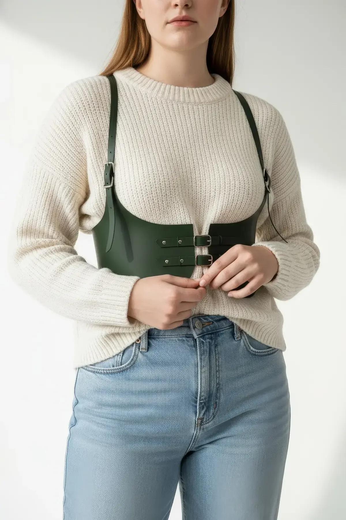 zeytin yeşili yapısal harness detayında kare gümüş halkalarla ayarlanabilir omuz askıları