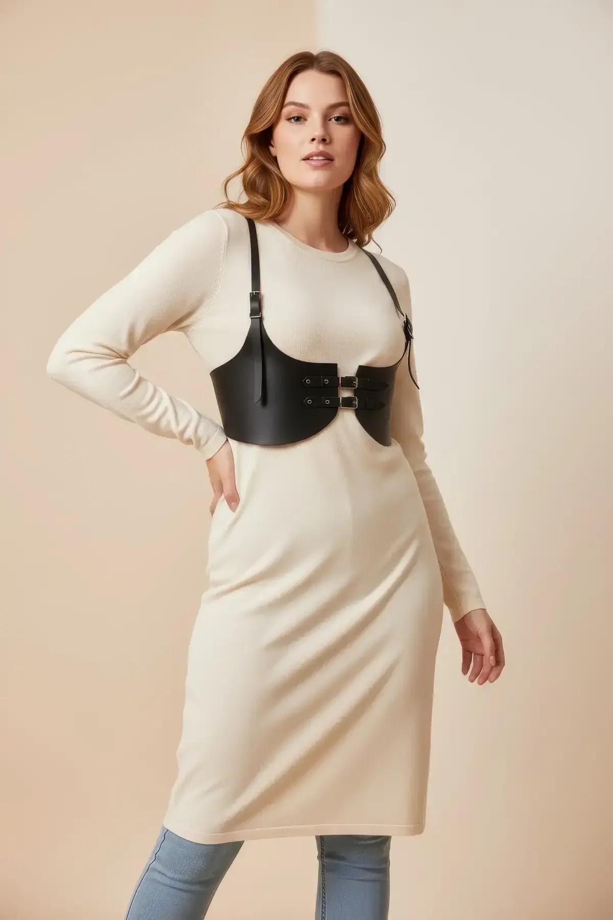 gümüş pimli toka donanımlı mat siyah suni deri underbust harness geniş bant detayı