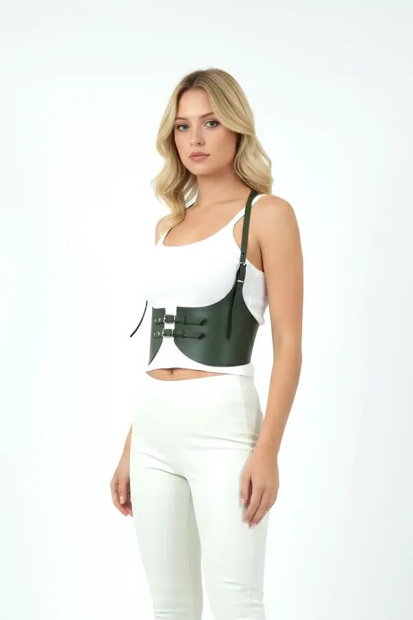 Orman yeşili suni deri underbust harness korse, üçlü gümüş tokalu askılar ve sol omuz askısı, beyaz tişört üzerinde