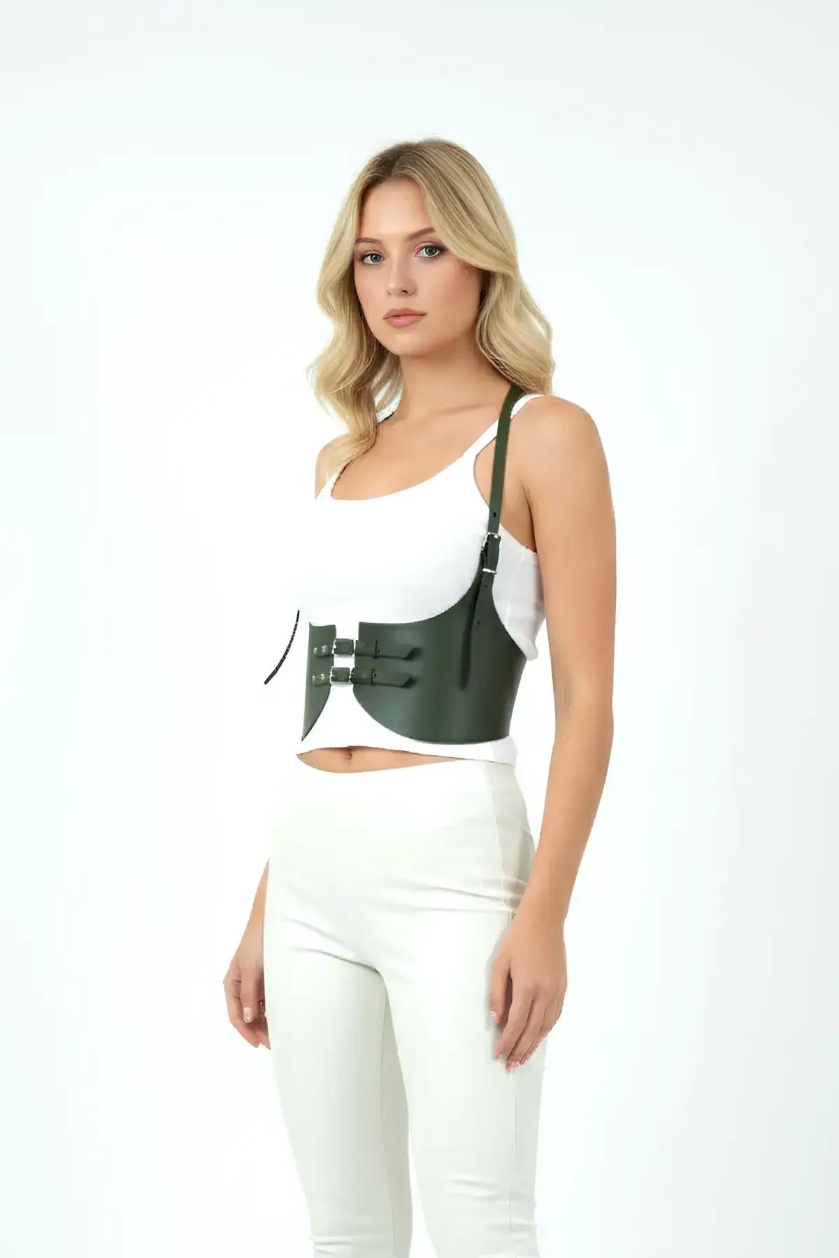 Orman yeşili suni deri underbust harness korse, üçlü gümüş tokalu askılar ve sol omuz askısı, beyaz tişört üzerinde