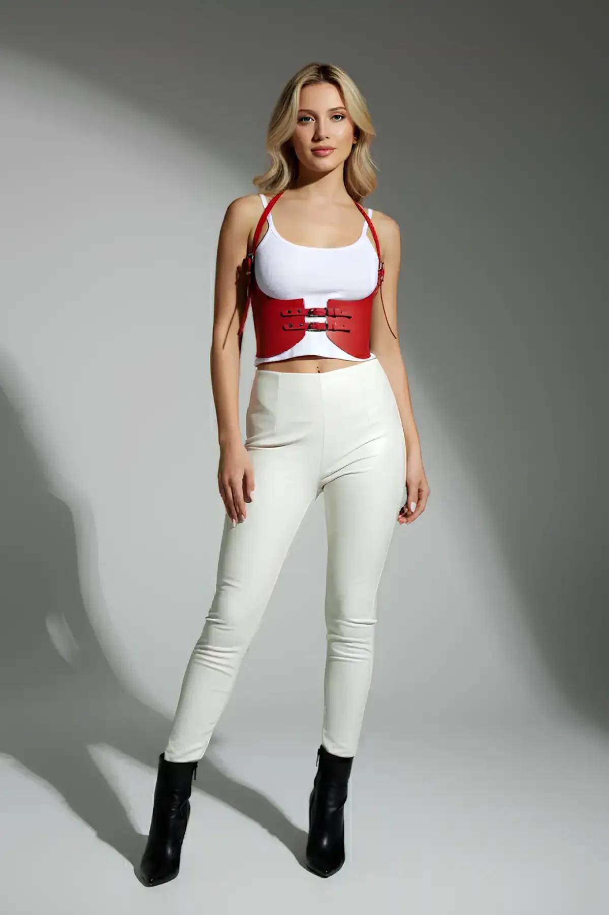 Kırmızı suni deri underbust korse harness, çift siyah tokalar ve ayarlanabilir halter askılar, beyaz üst üzerinde