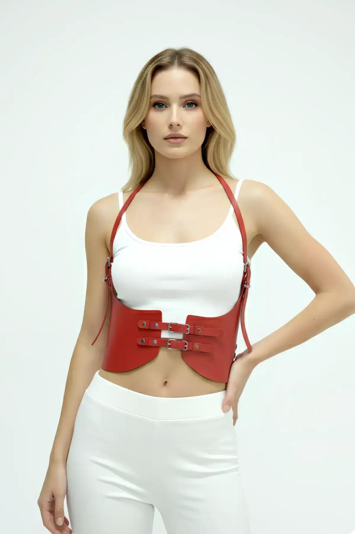 Krem yüksek belli pantolon ve dar beyaz crop top üzerinde kırmızı suni deri bel harness