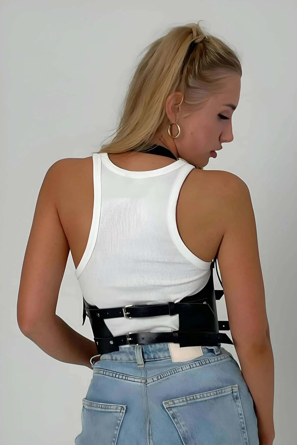 Geniş bel bandında iki gümüş tonlu metal toka kapama gösteren siyah suni deri korse harness önden görünüm