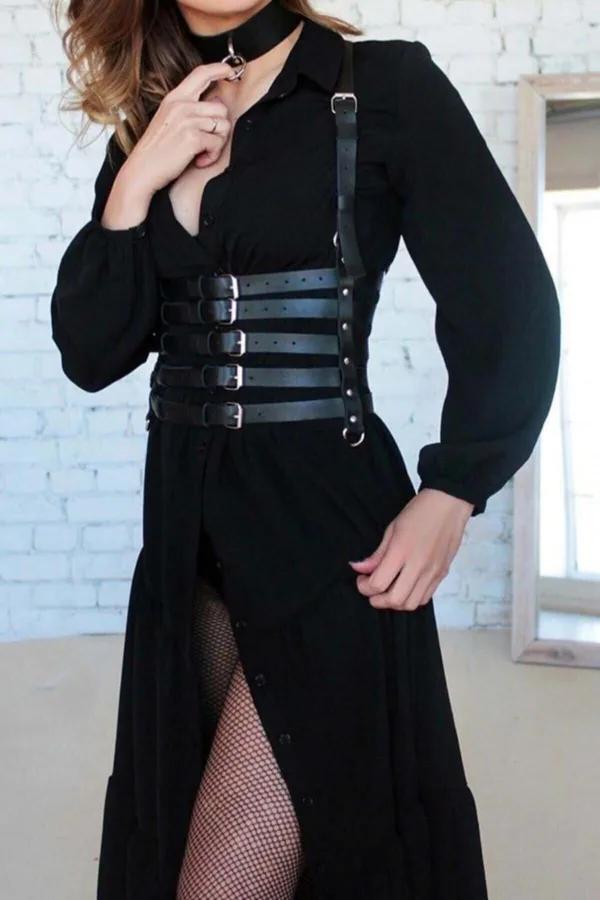 Siyah gömlek elbise üzerinde gümüş tokalar ve O-halka çokerli siyah suni deri çok askılı korse vücut harness