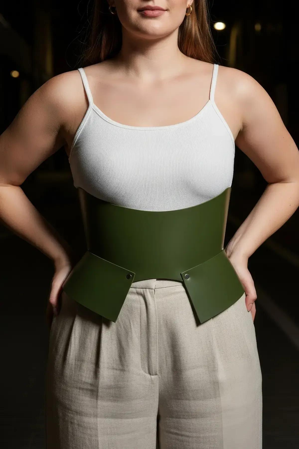 beyaz üst ve keten pantolon üzerine stillenmiş zeytin yeşili peplum korse kemeri sokak stili