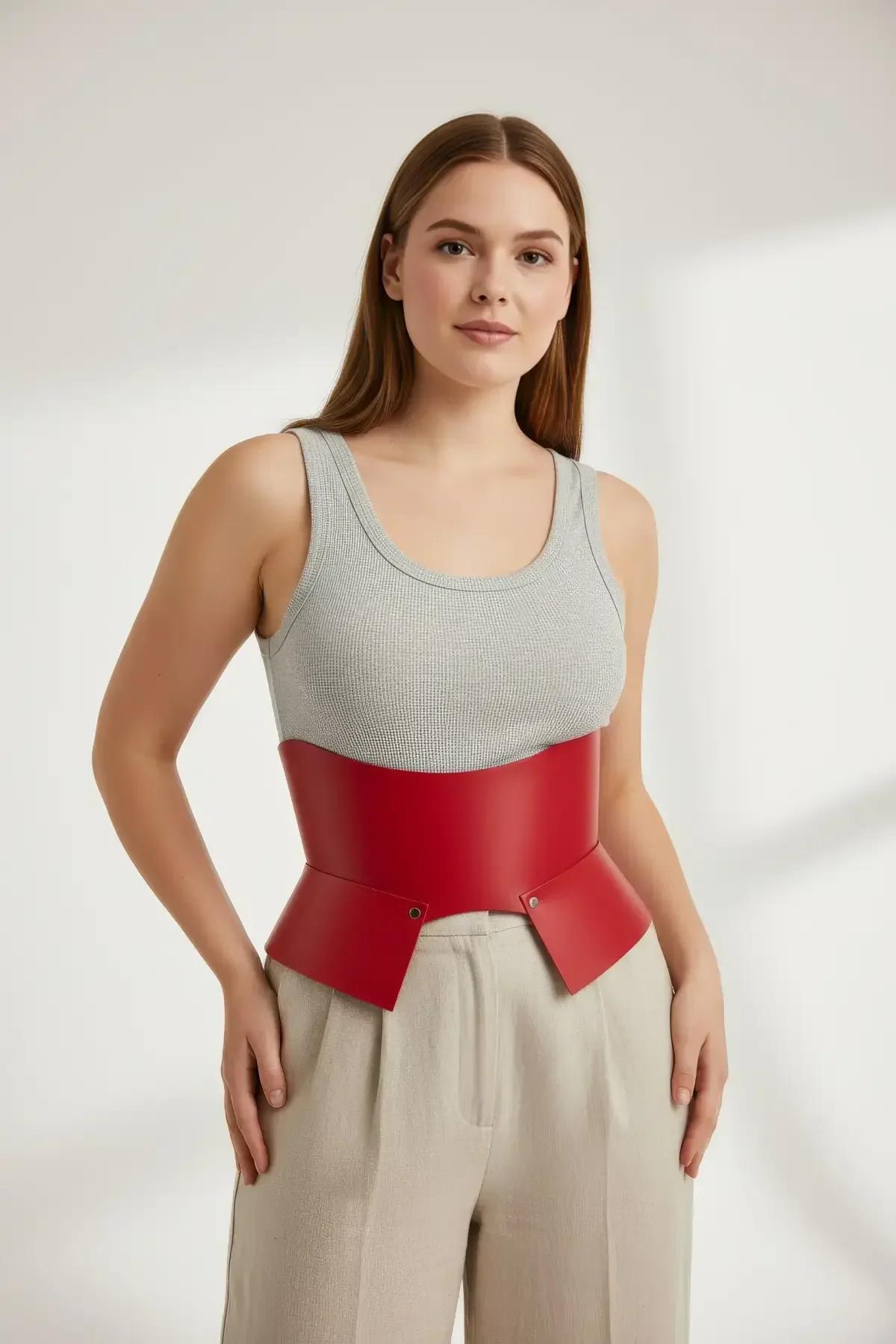 bej geniş paça pantolon ve fitilli atlet ile eşleştirilmiş yapısal vişne kırmızısı bel kemeri