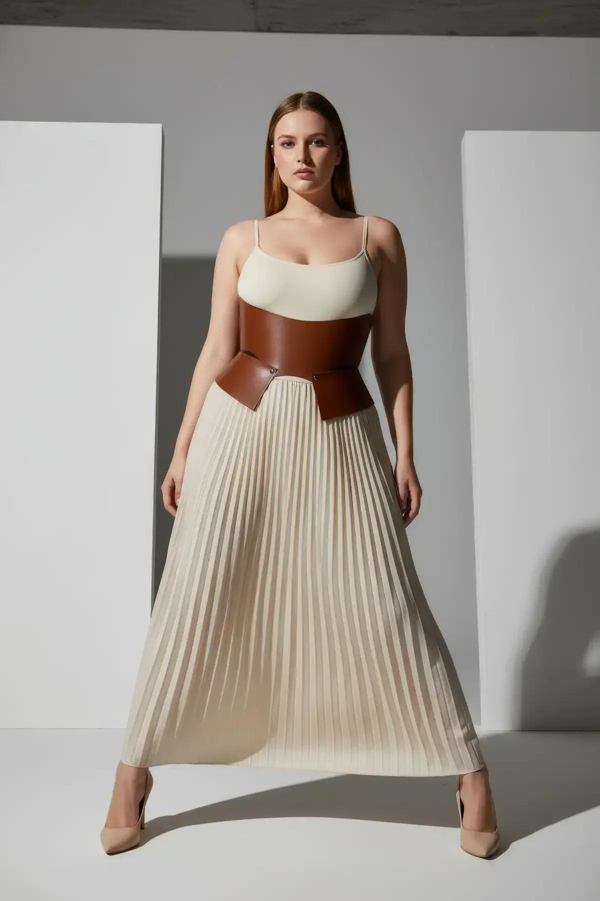 pürüzsüz panel ve yumuşak polyester astar detayı gösteren ten rengi suni deri bel kemeri arka görünüm