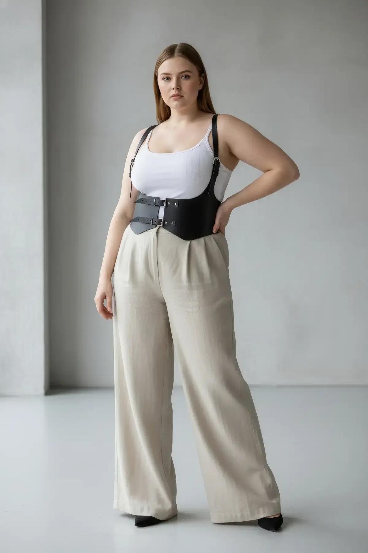 yapısal bel bandıyla siyah suni vegan deri underbust kemeri üzerinde gümüş tonlu ön toka yakın çekim
