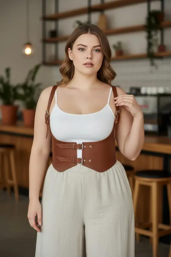 beyaz atlet üzerine çift altın toka ve ayarlanabilir omuz askılarıyla ten rengi suni deri underbust harness bel kemeri