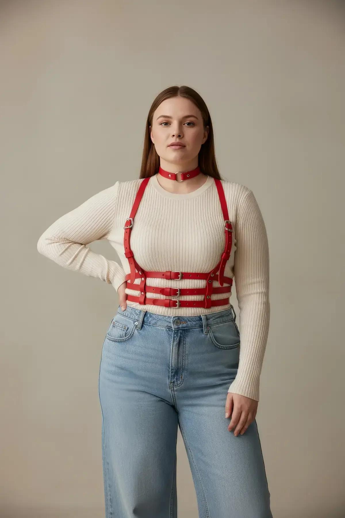üç gümüş tokalı yatay askı gösteren kırmızı suni deri underbust kafes harness ön görünüm