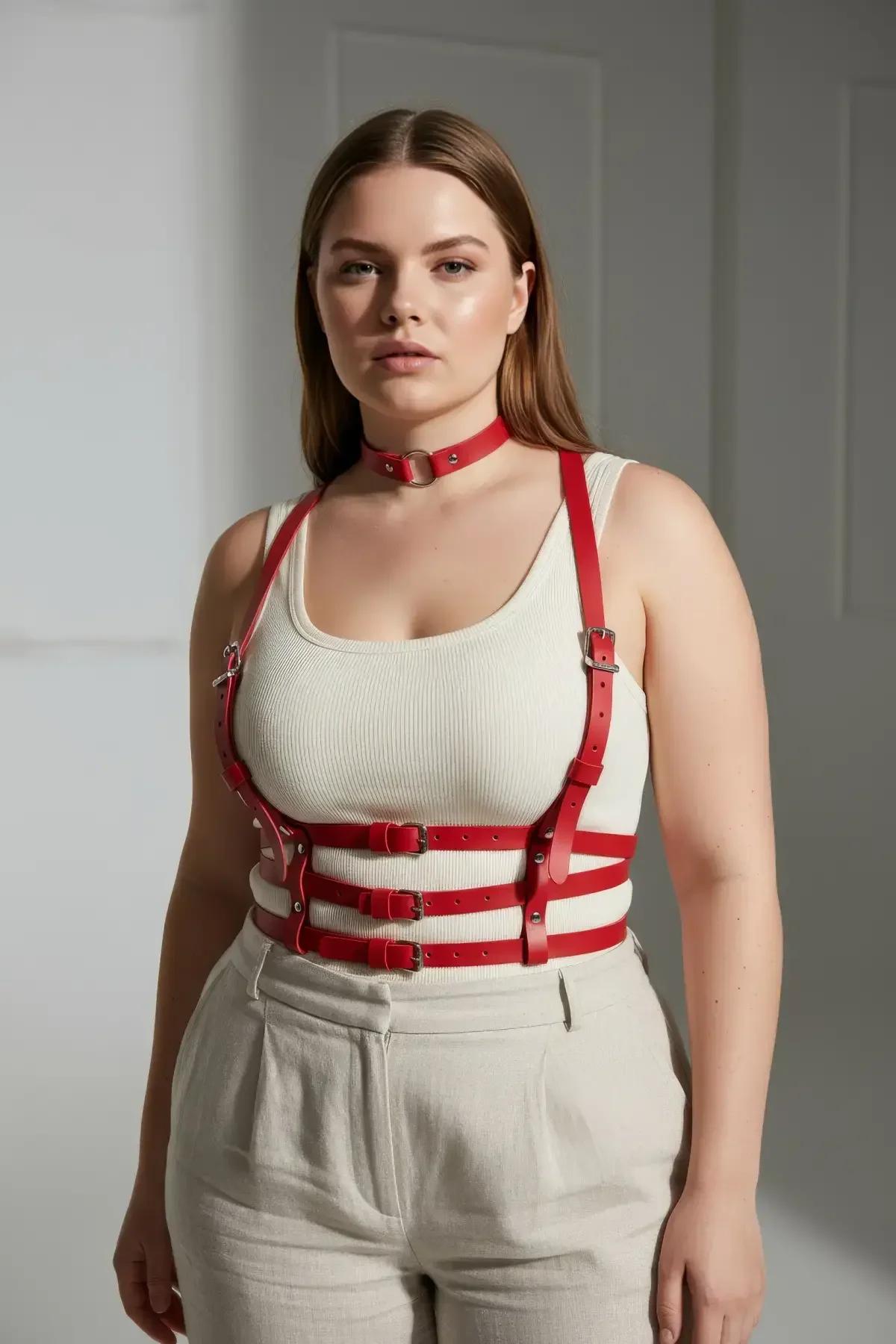 beyaz üst ve geniş paça pantolon üzerine katmanlı kırmızı tokalı underbust harness günlük kombin