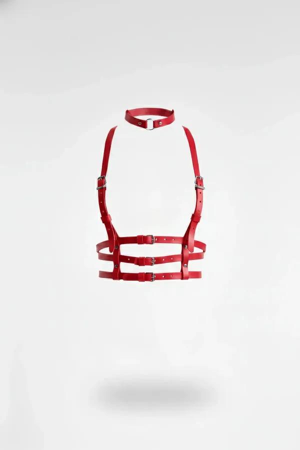 uyumlu çoker, gümüş dikdörtgen tokalar ve üç yatay bel bandıyla kırmızı suni deri çok askılı vücut harness