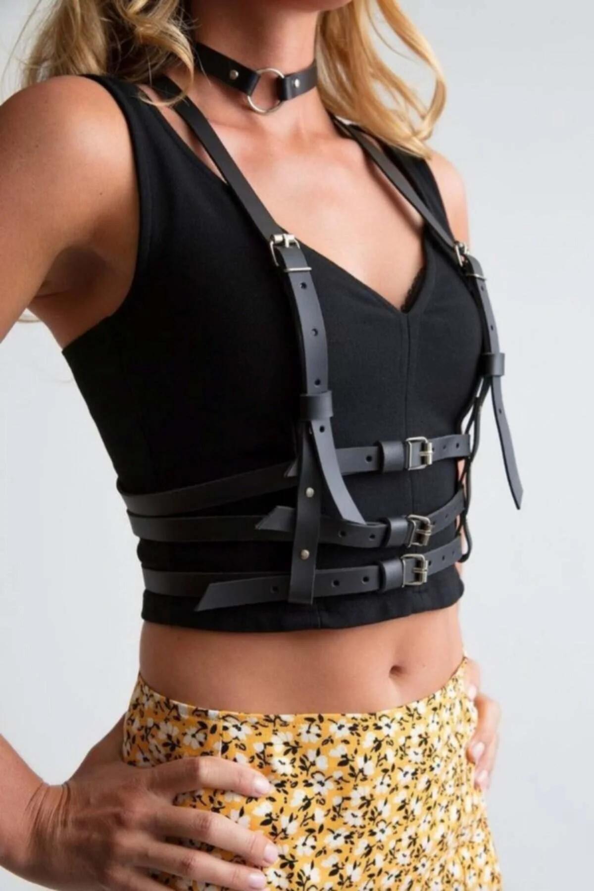 Siyah crop top üzerinde üç gümüş merkez ön toka ve eşleşen O-halka çokerli siyah suni deri vücut harness