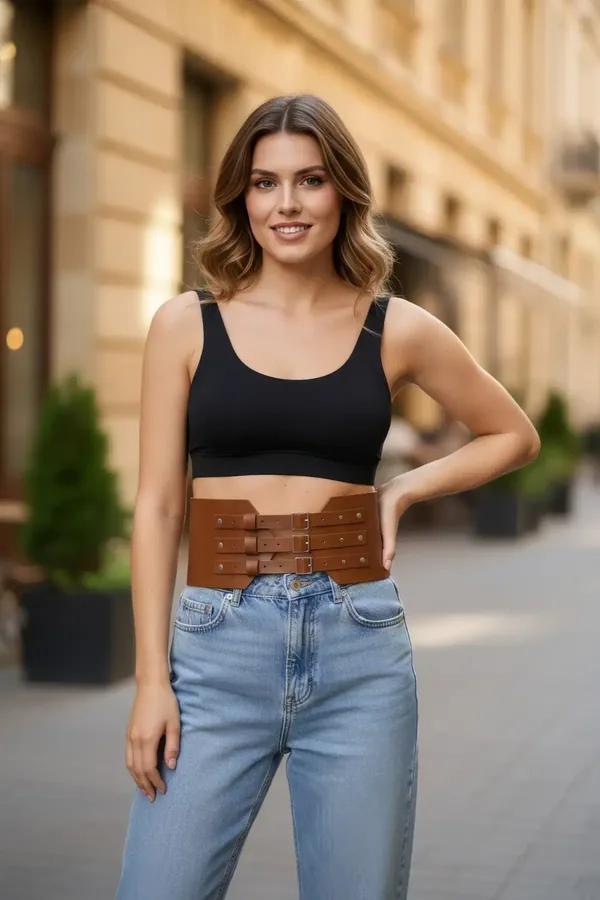 siyah crop top ve yüksek belli kot üzerine taba suni deri üç tokalı waspie bel kemeri, sokak stili