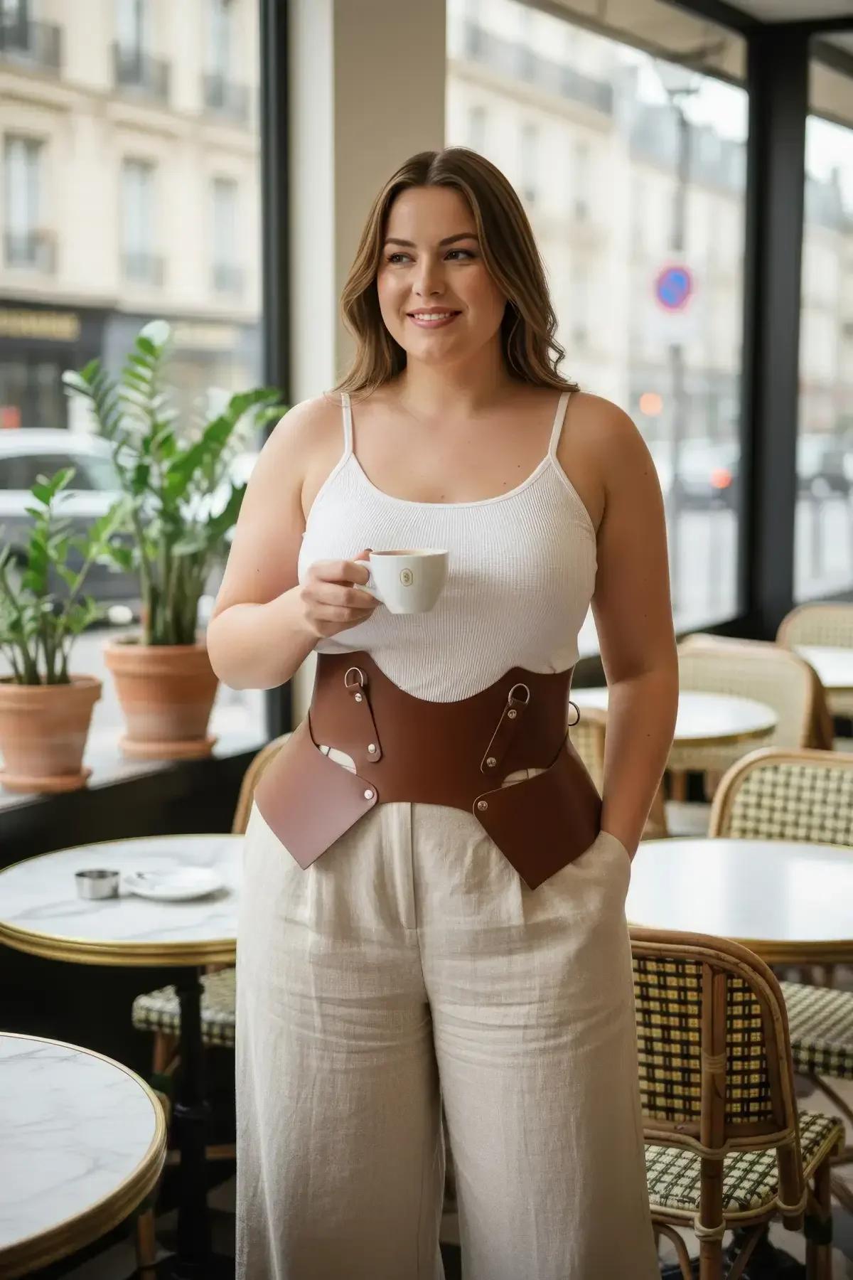 çıkarılabilir açısal kalça panelleri ve altın O-halka donanımlı konjak kahverengi suni deri underbust bel kemeri harness