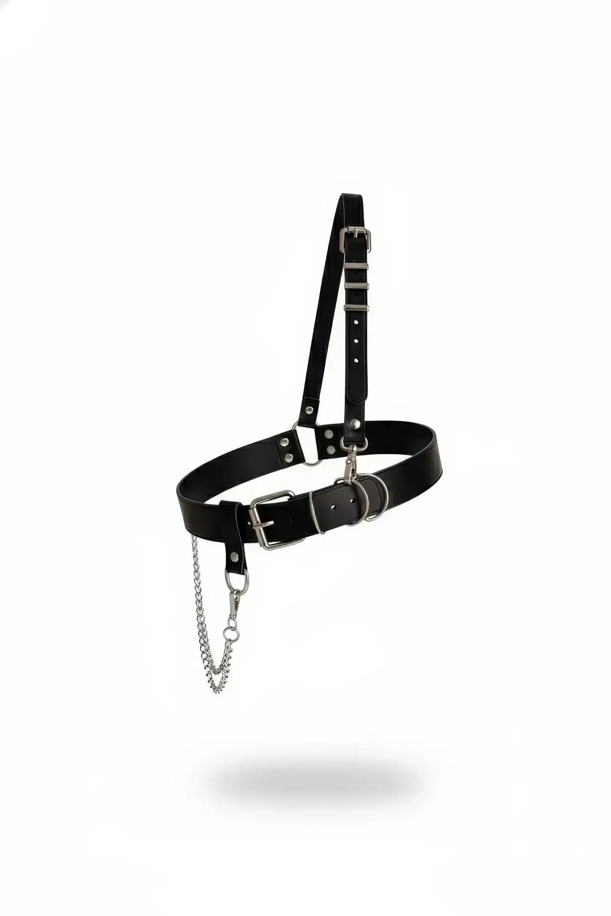 tek çapraz omuz askısı, gümüş D-halka donanımı ve sarkan zincir detaylı siyah suni deri bel harness
