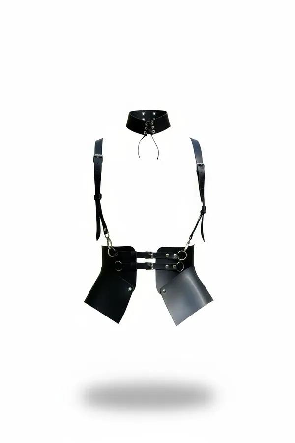 geniş bel kemeri ve iki çıkarılabilir trapez etek paneliyle siyah suni deri çoker harness, gümüş toka ön görünümü