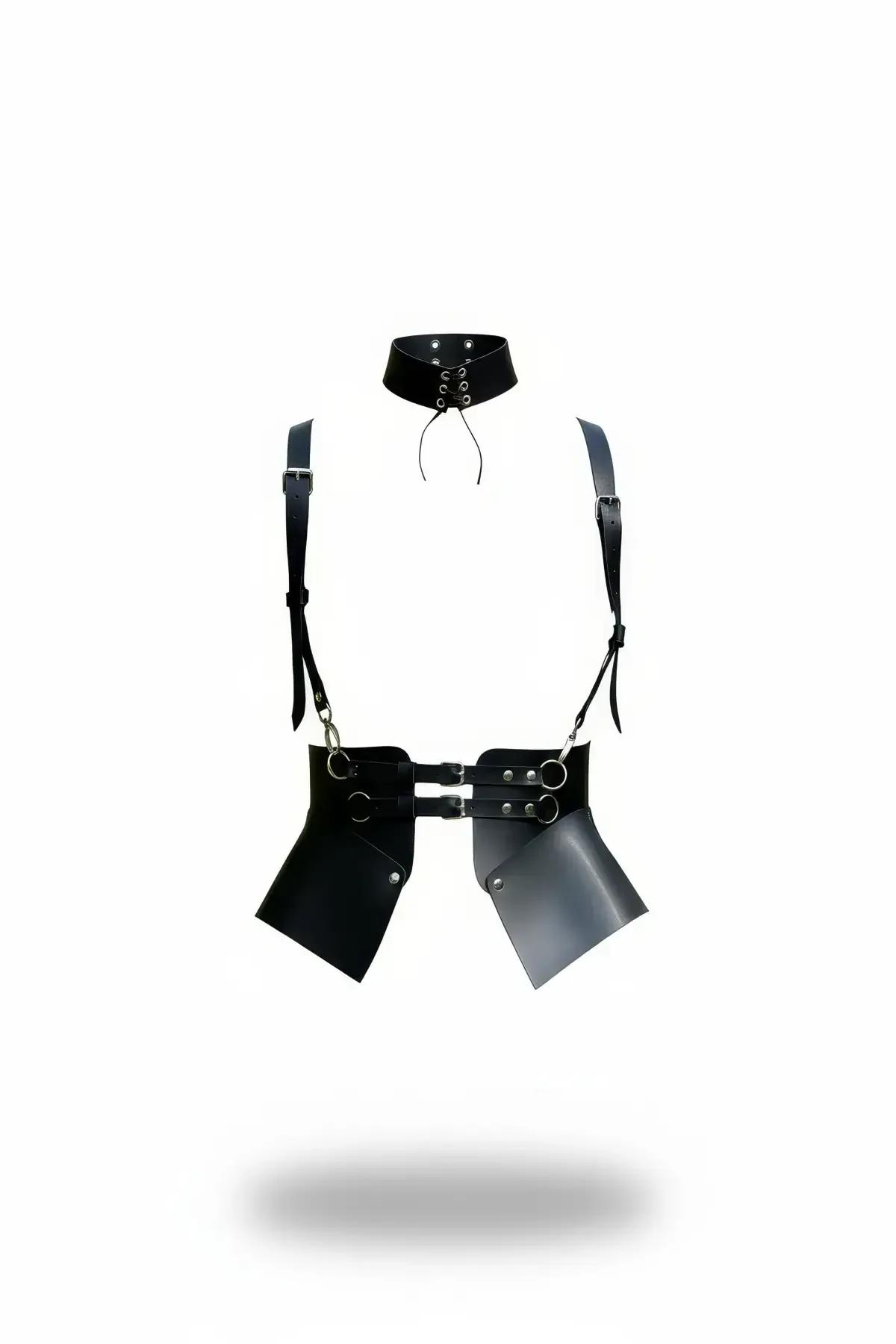 geniş bel kemeri ve iki çıkarılabilir trapez etek paneliyle siyah suni deri çoker harness, gümüş toka ön görünümü