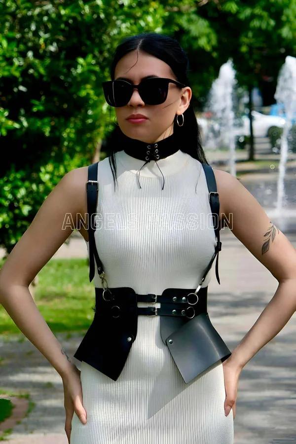 Beyaz nervürlü elbise üzerine giyilen geniş peplum yan paneller, gümüş O-halkalar ve bağcıklı çokerli siyah suni deri yapılandırılmış bel harness