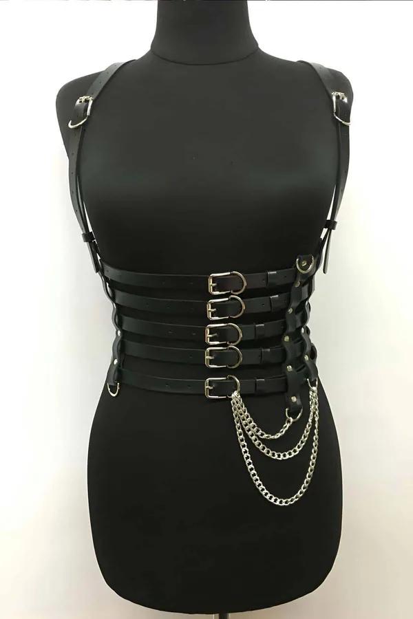 Manken üzerinde beş tokalı bel askısı ve sallanan gümüş zincirli siyah suni deri korse harness