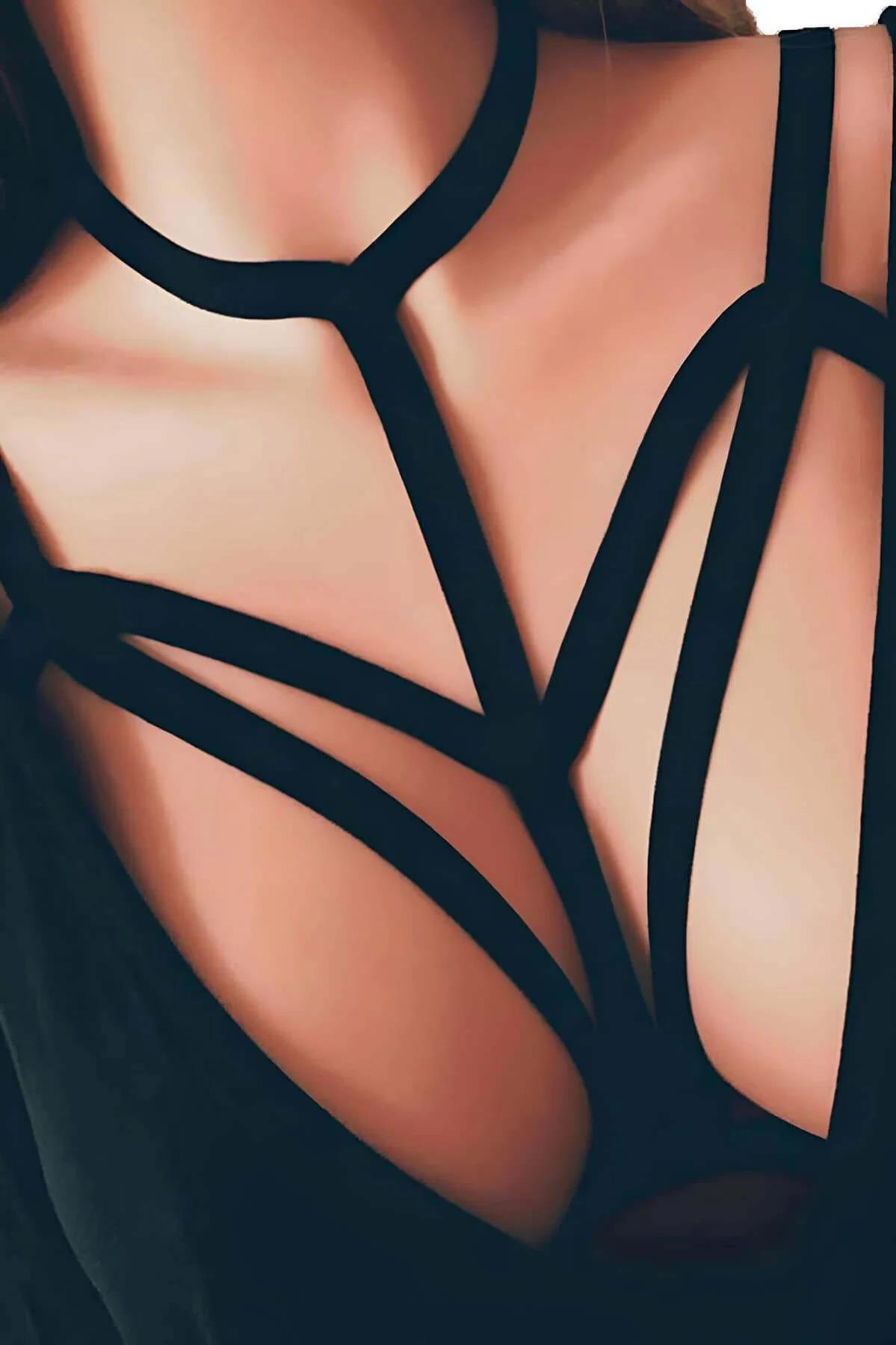 Siyah elastik göğüs harness, boyun halkasından V düzeninde yelpaze açılan çok bantlı lastik yapı yakın çekim