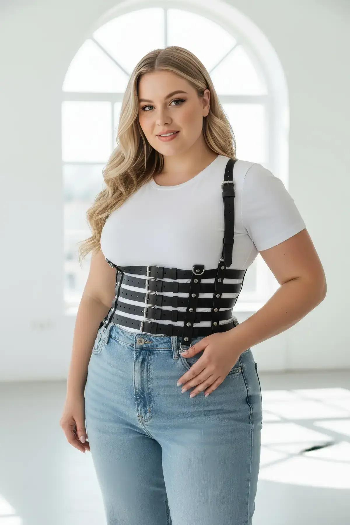 metal toka kapama ile siyah suni deri bel harness ayarlanabilir omuz askılarının yakın çekimi