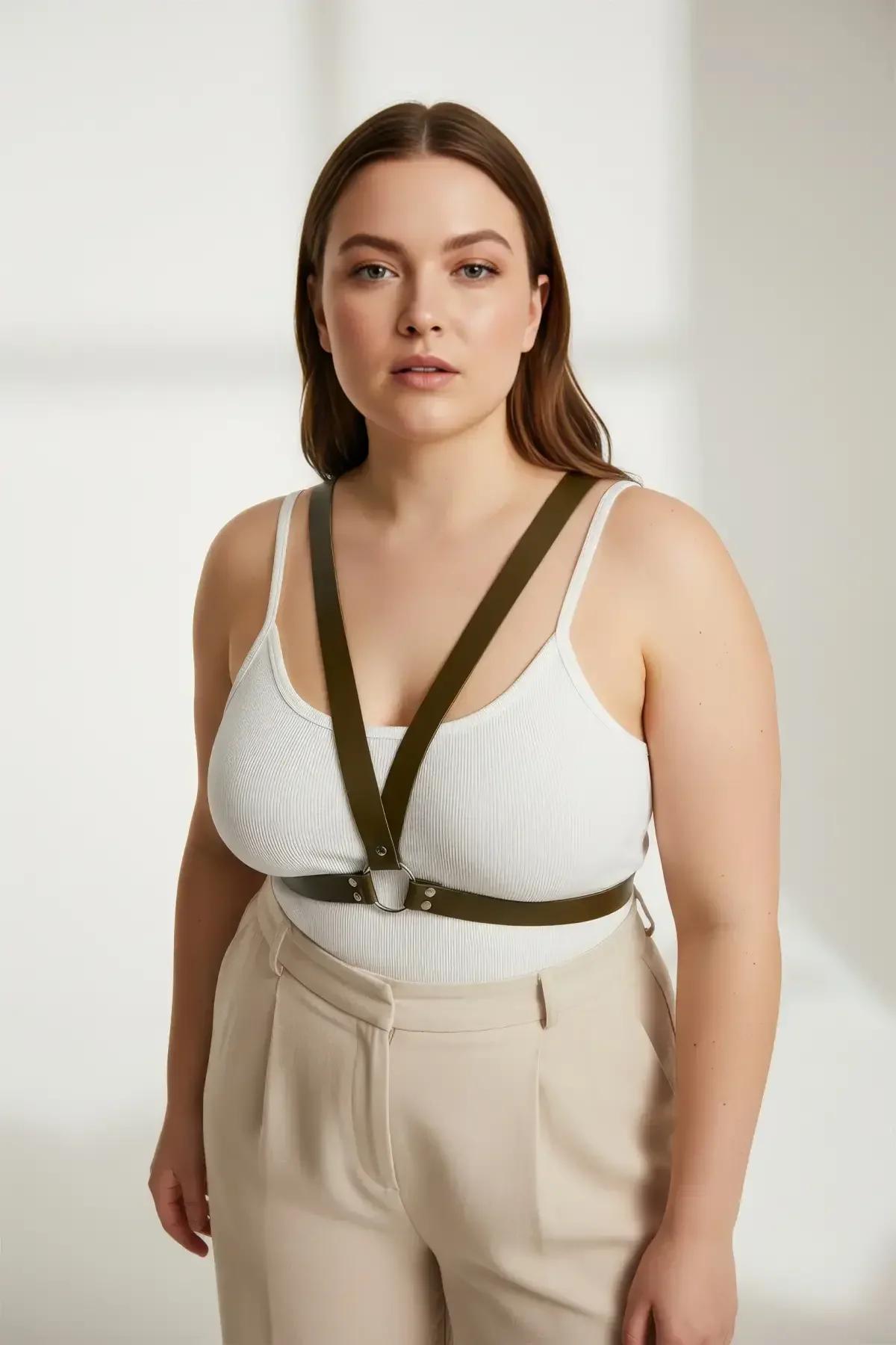 Büyük beden haki harness beyaz body üzerine günlük kombin yan görünüm