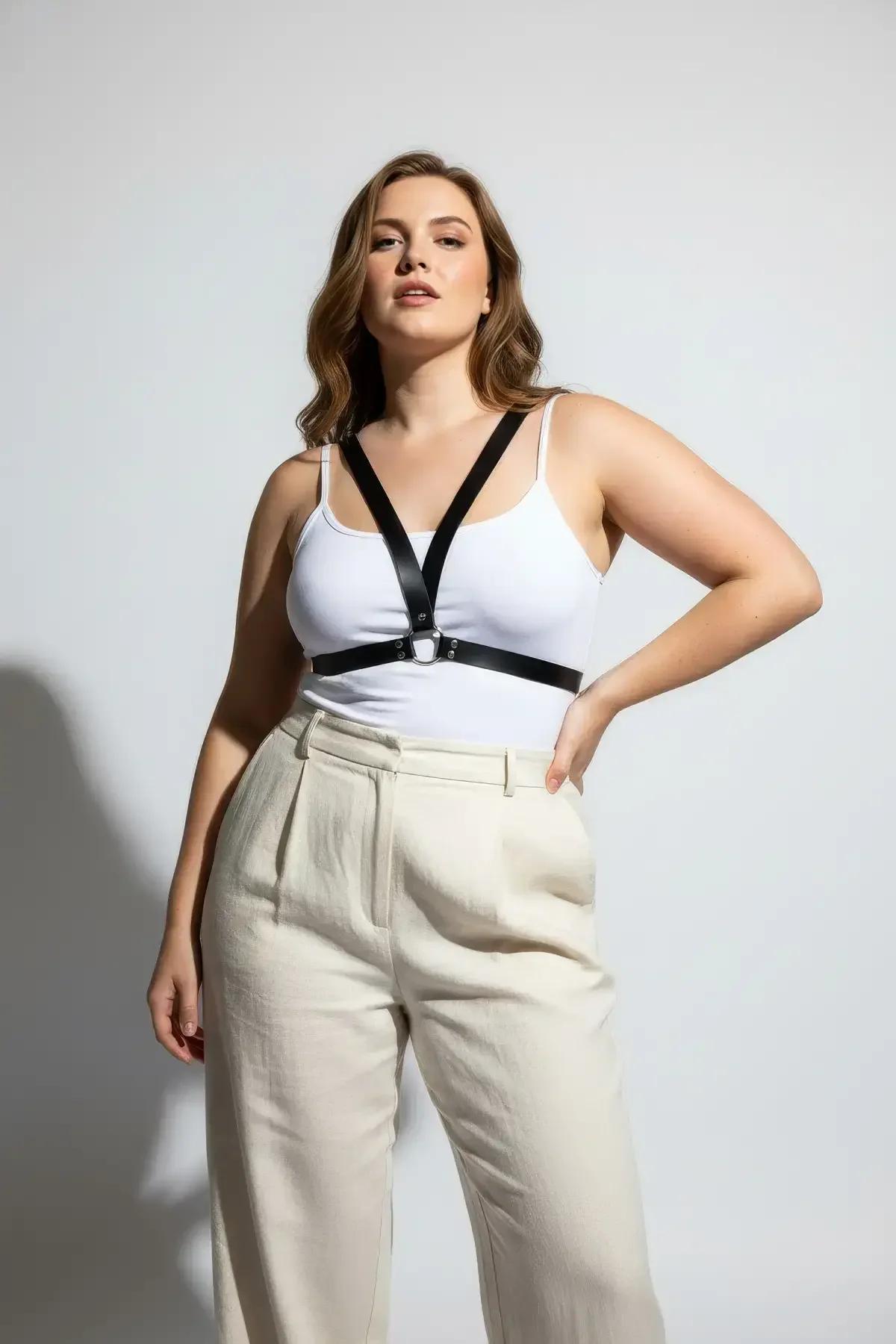 fitilli beyaz atlet ve kumaş pantolon üzerine giyilmiş minimalist siyah göğüs harness sokak stili