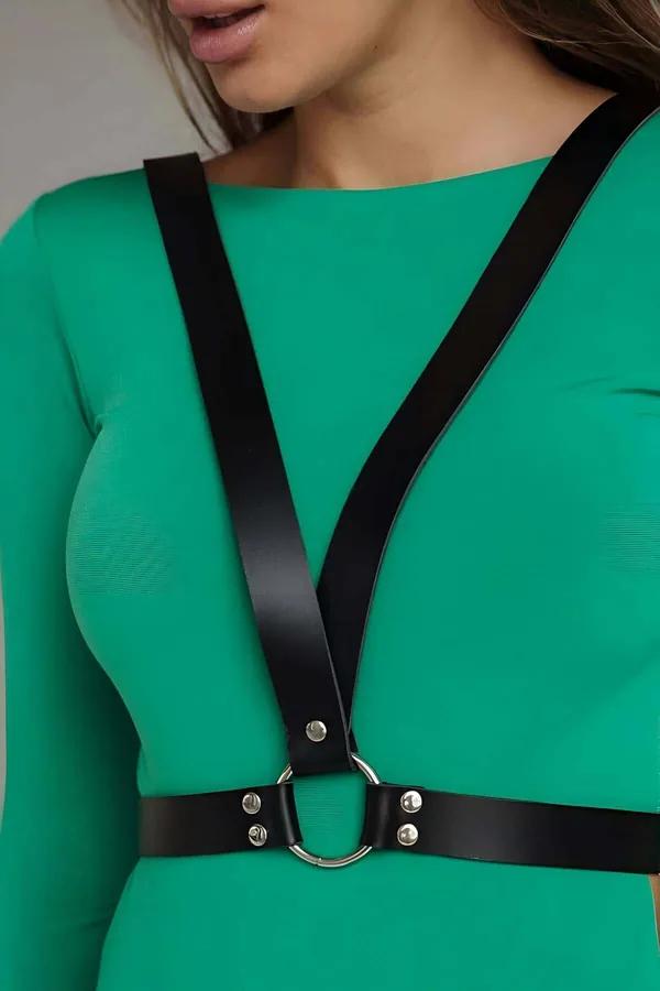 Yeşil elbise üzerinde gümüş perçinli minimalist V askı tasarımlı siyah vegan deri O-halka vücut harness