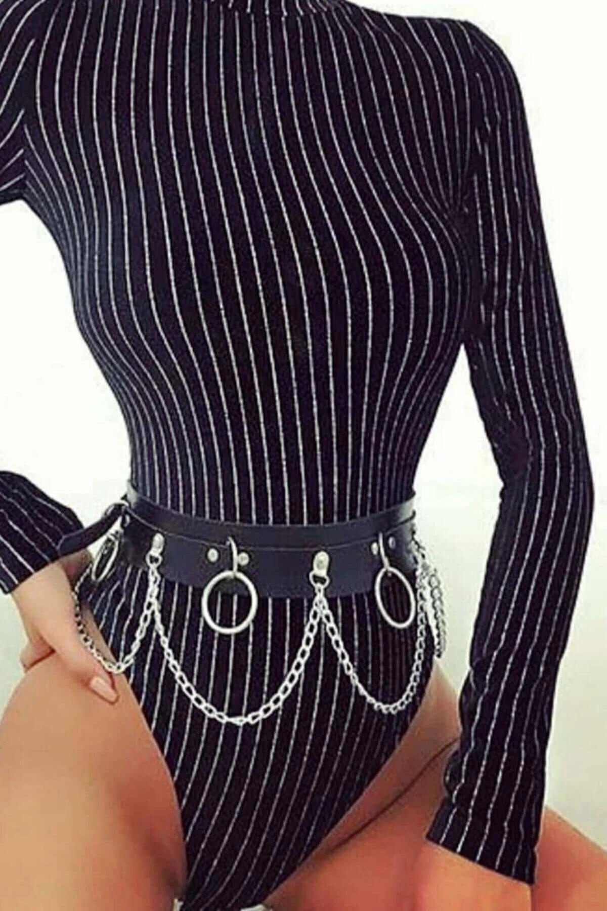 çizgili bodysuit üzerinde üç gümüş O-halka ve sarkıt zincirli siyah suni deri bel harness kemeri