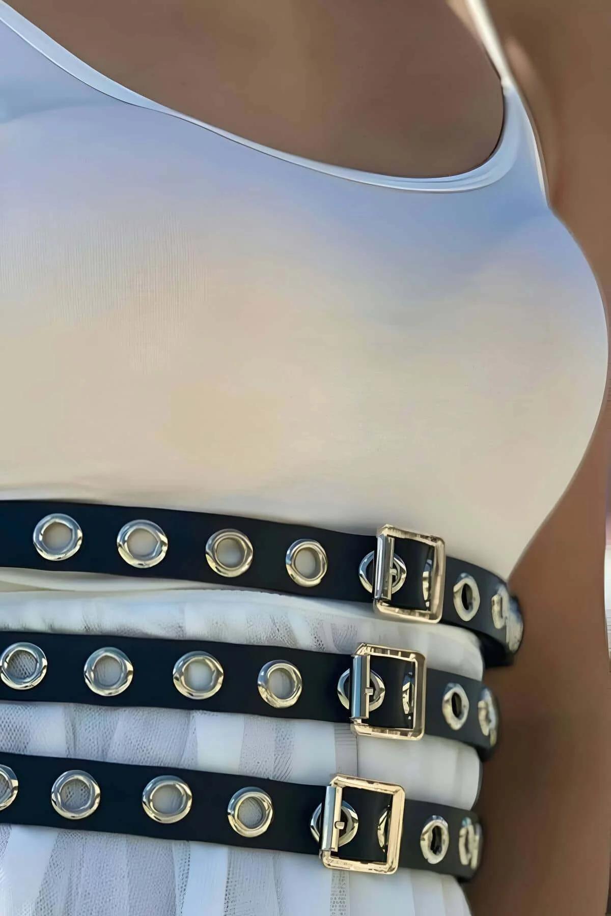 beyaz midi elbise üzerinde perçinli ayarlanabilir siyah suni deri bel harness